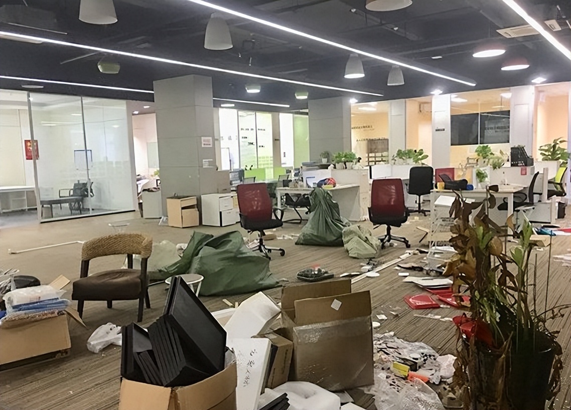 2024年深圳破產(chǎn)倒閉工廠盤點 科技與服務業(yè)寒冬下的雙重挑戰(zhàn)